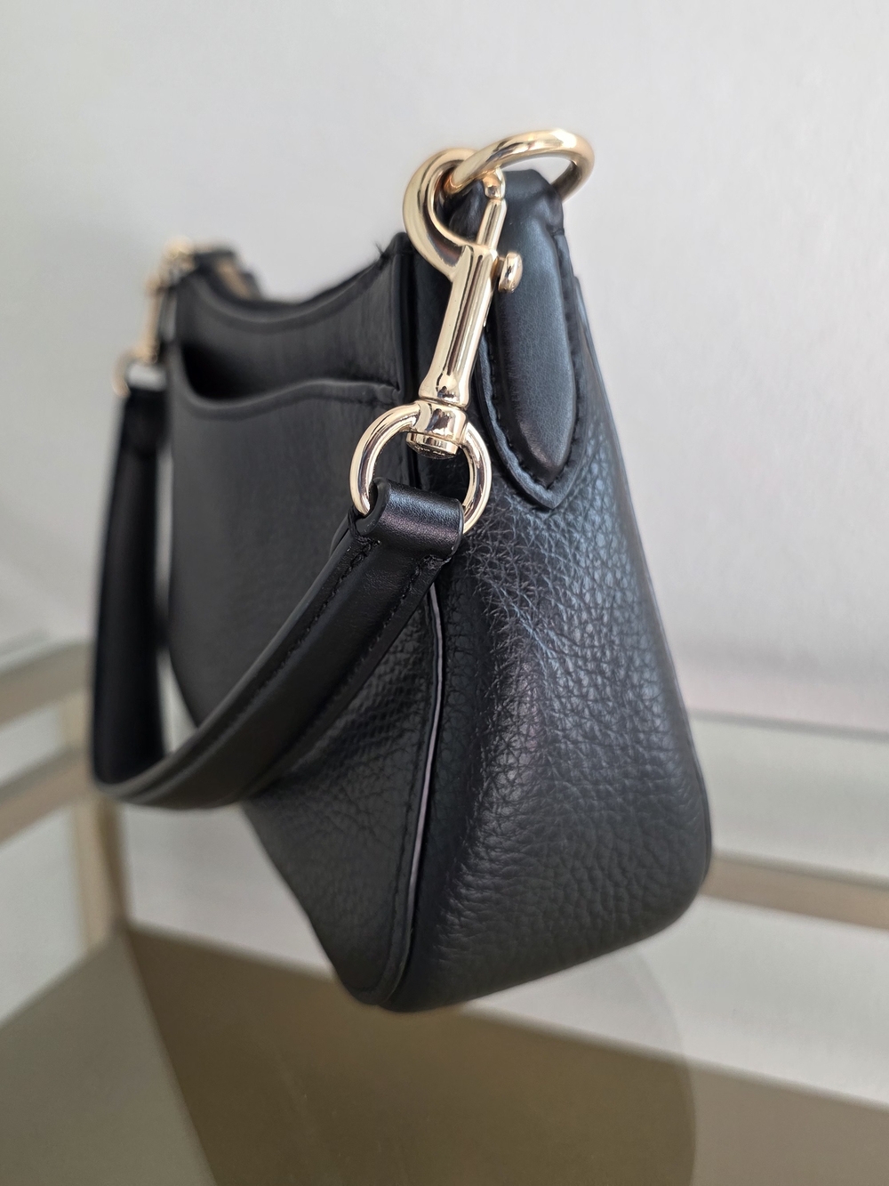Coach Black Leather Shoulder Bag with Gold Horse & Carriage Logo - Picture 4 of 8